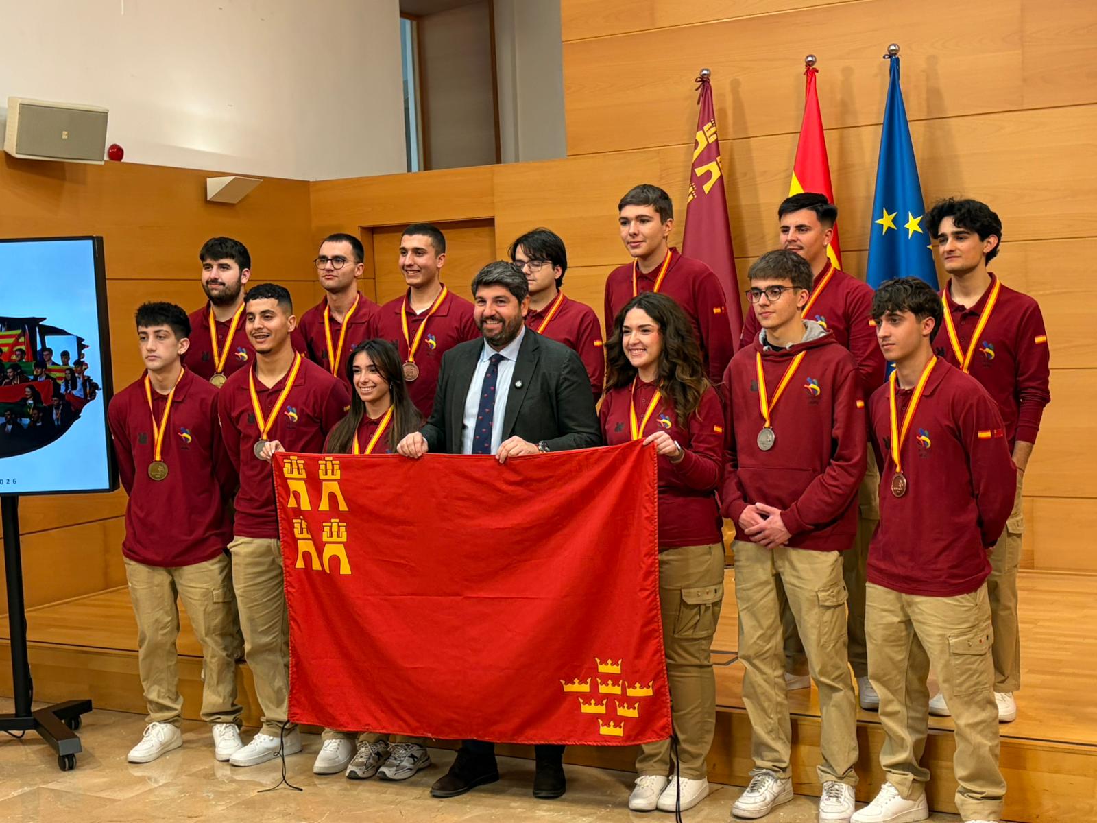 Los participantes de los Spain Skills con el presidente de la Comunidad, L&oacute;pez Miras