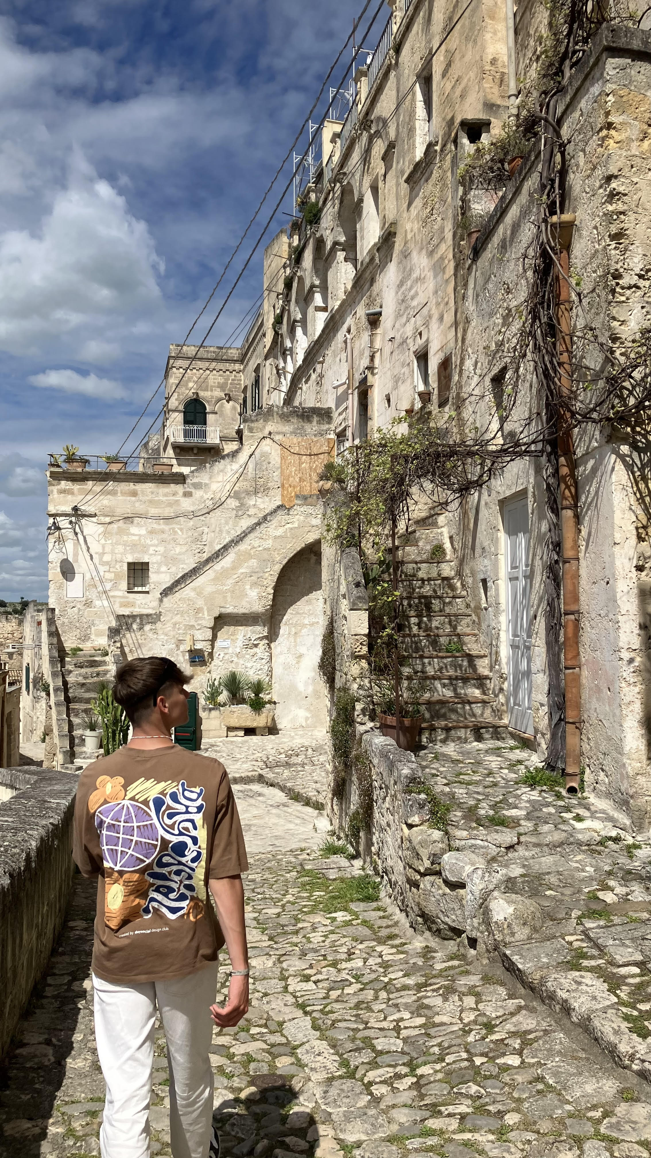 Alex paseando por una villa de Italia